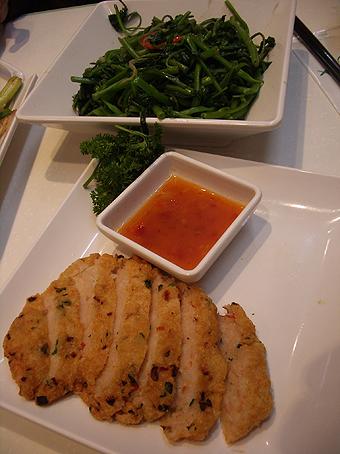 炸蟹餅同埋椒絲腐乳通菜都係中上水準.
