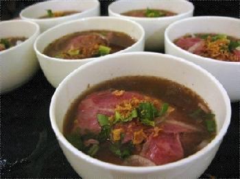 小巧的牛肉河，湯底帶著濃濃牛鮮，是喝過最濃的牛湯！