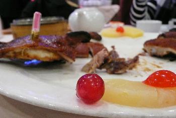 乳豬眼睛解剖，原來紅色燈泡是一顆糖櫻桃