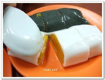 白色係椰汁皮，黑色係芝麻味(好重芝麻味)