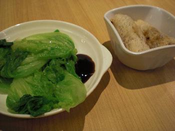 油菜與絲網春卷，揀春卷特別過油菜哩！