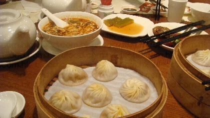 上:台式酸辣湯
下:蟹粉小籠包