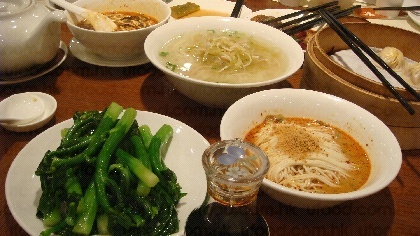 左:清炒芥蘭
上:酸菜肉絲湯麵
右:台式擔擔麵
