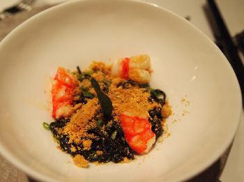 prawn noodle，我同男友一致認為最好食，侍應幫我地灑d 粉上去，好香呀~~