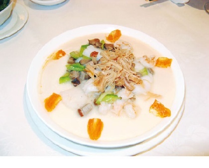以蝦肉、火鴨粒、帶子粒、瑤柱、冬菇、勝瓜及鹹蛋黃配上清蒸蛋白的「是但」。