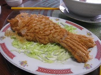 西檸芋頭魚：賣相跟味道也不錯，但點上檸檬汁就更佳。