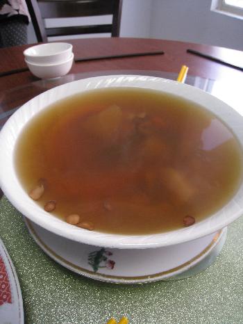 蘋果湯：鹹味的蘋果湯，並非我杯茶。