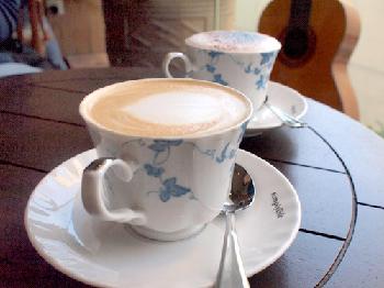 前：white chocolate mocha，後：hazelnut cappuccino