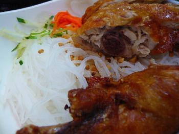 燒雞腿皮夠香脆~ 雞肉尚可