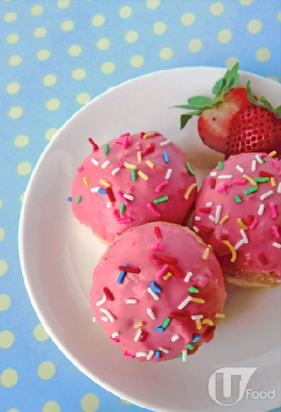 草莓甜甜圈