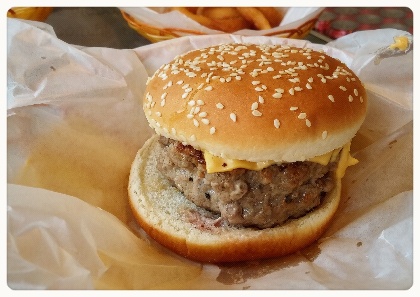 自家制手打纽西兰羊肉汉堡-羊味普通,虽然羊肉汉宝的size跟牛肉一样厚